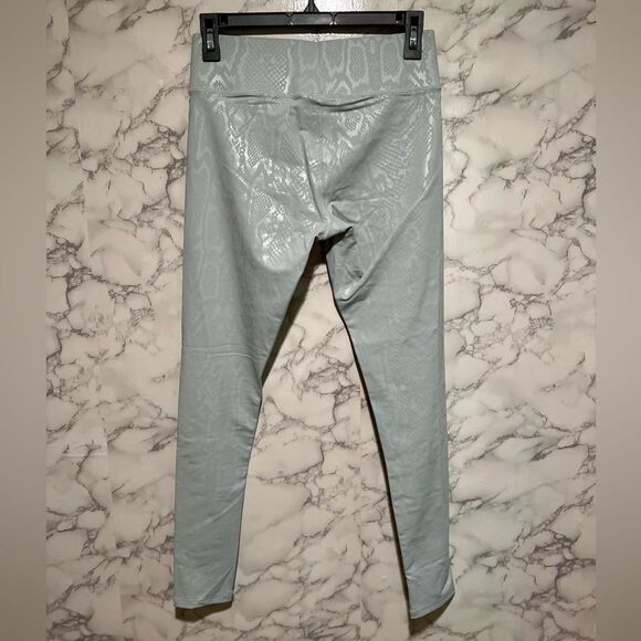 TEREZ Dove Gray Snakeskin Foil UpLift High Compression Leggings NEW Size S - Picture 11 of 12